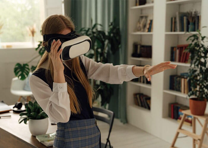 تعیین کنید که چگونه حضور در Metaverse میتواند به اهداف تجاری شما کمک کند.